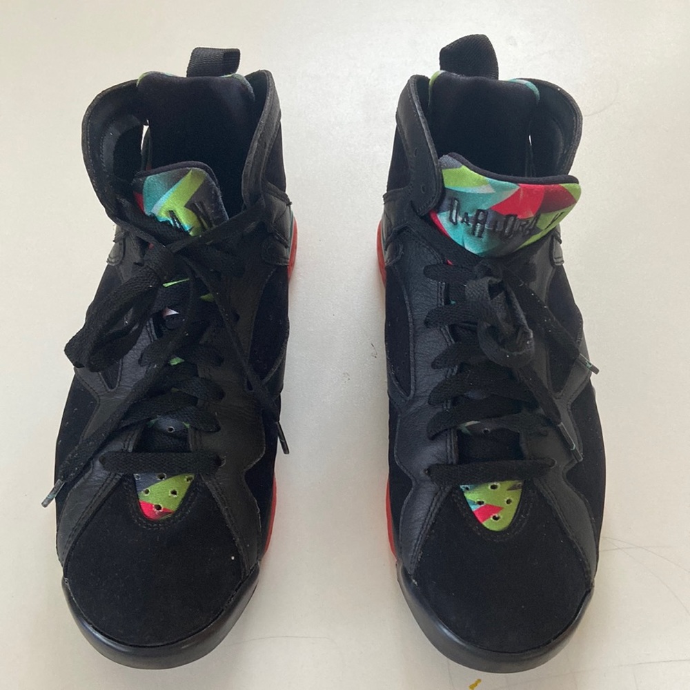 Air Jordan black sneakers size 7.5. Preowned. Photos show used.